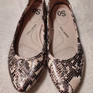 SO Snakeskin Pattern Memory Foam Women's Flats Size 8